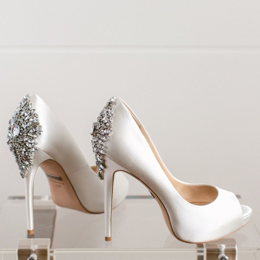 Badgley Mischka Kiara Jeweled Pump Heels Women's White Satin 8